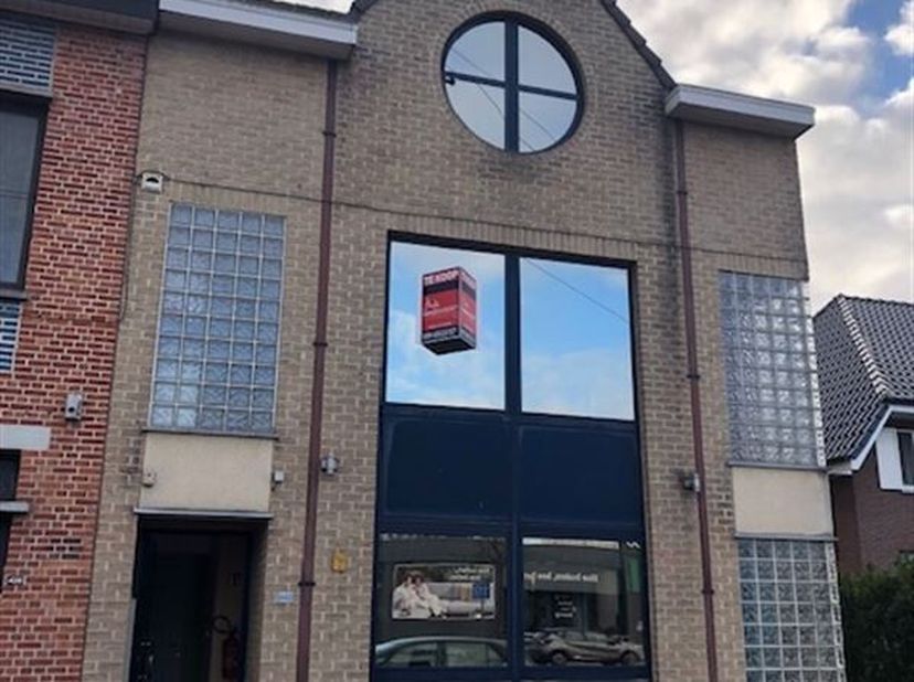 Dit uitstekend gelegen appartement maakt deel uit van een blokje van 3 appartementen en is gelegen op de eerste verdieping. Men betreedt het apparteme