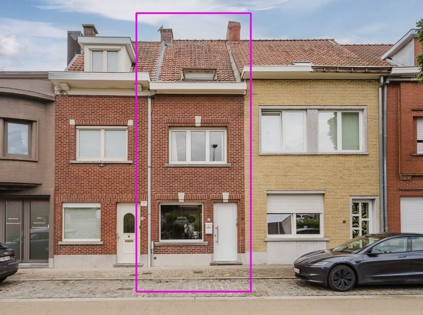 Deze recent gerenoveerde woning, gelegen op de Pottelberg te Kortrijk, biedt een gezellige indeling.&amp;nbsp;<br />
Bij het binnenkomen komt u terecht in