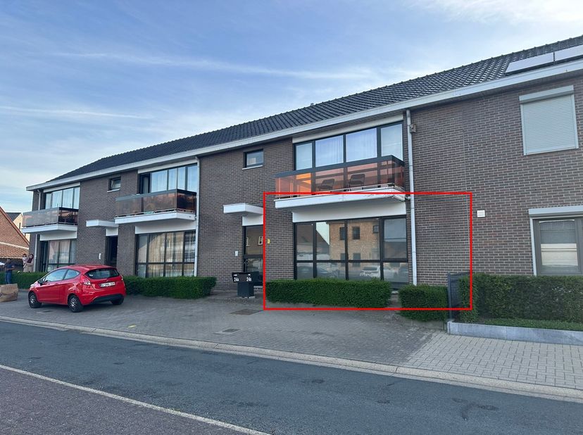 Comfortabel appartement met 1 slaapkamer.  Privé parkeerplaats.<br />
-Inkom: (3,25 m x 1 m = 3 m²)  tegels - vestiaire.<br />
-Living: (4,70 m x 6,25