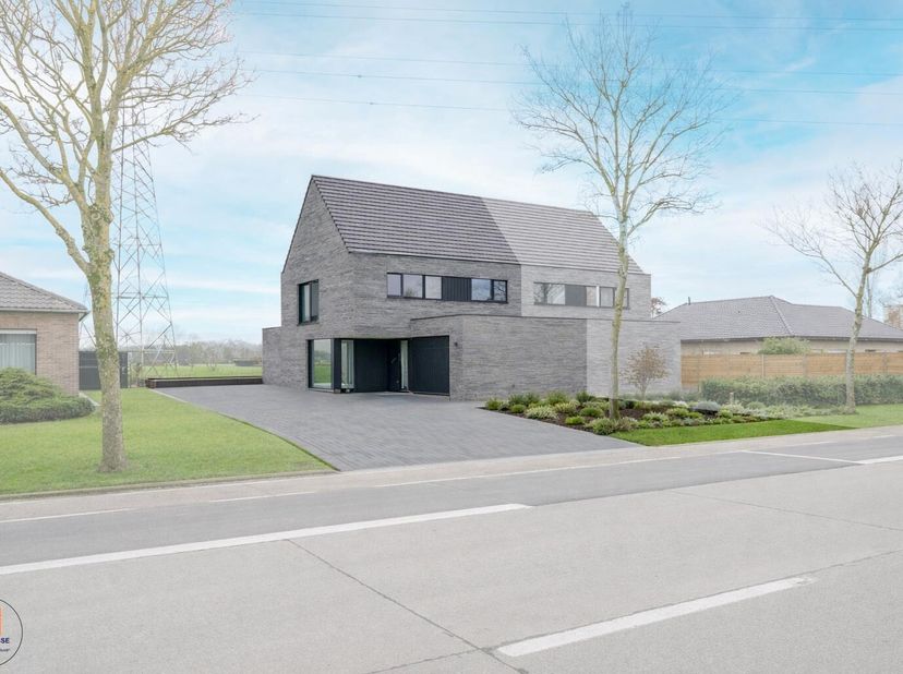 Tussen Lembeke en Oosteeklo, aan de Ledestraat 46A, bevindt zich deze nieuwbouwwoning,    voorzien van alle modern comfort en alle moderne technieken.