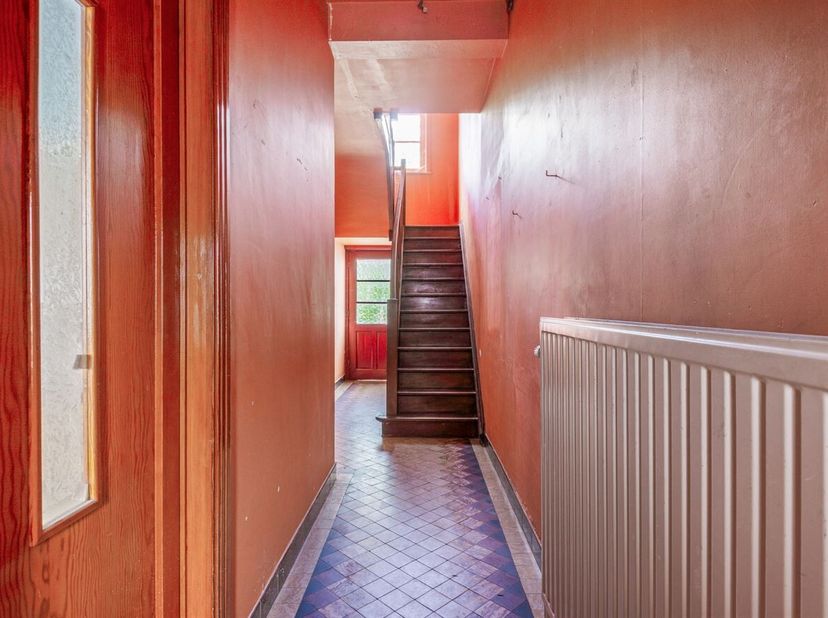 Ideaal gelegen renovatiewoning te koop in Tervuren<br />
Deze te renoveren driegevelwoning bevindt zich op een bijzonder gunstige locatie in Tervuren,
