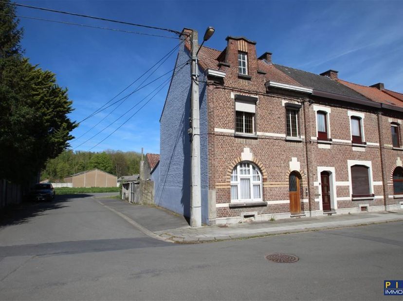Appréciable maison, agréablement située aux abords de la ville, 3 chambres, petit bureau, salon, salle à manger, cuisine équipée, salle de bains, hall