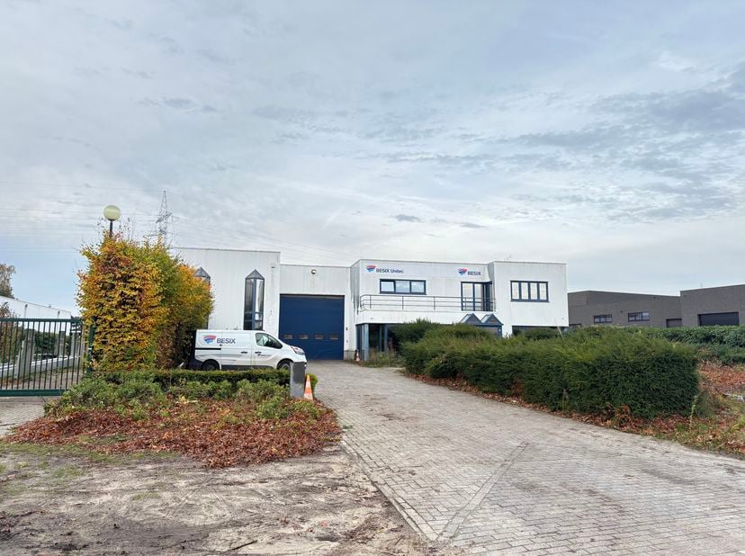 Het betreft een bedrijfsgebouw in de KMO-zone in Ranst, ideaal voor productie, logistiek of opslag. Het pand omvat een kantoorruimte van ca. 200 m² me