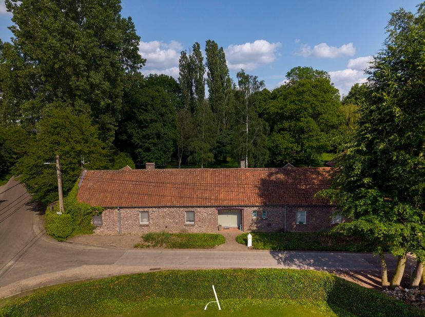 Deze karaktervolle langegevelhoeve, oorspronkelijk daterend van ca. 1850, is gelegen op een uitzonderlijk perceel van maar liefst 1 ha 02 a 61 ca in e