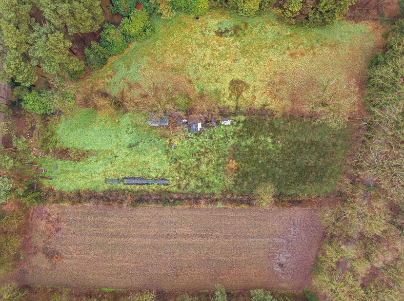 Dit aangename natuurperceel is gelegen in een groene en open omgeving waar rust, privacy en natuurbeleving centraal staan. Dankzij de vlotte bereikbaa