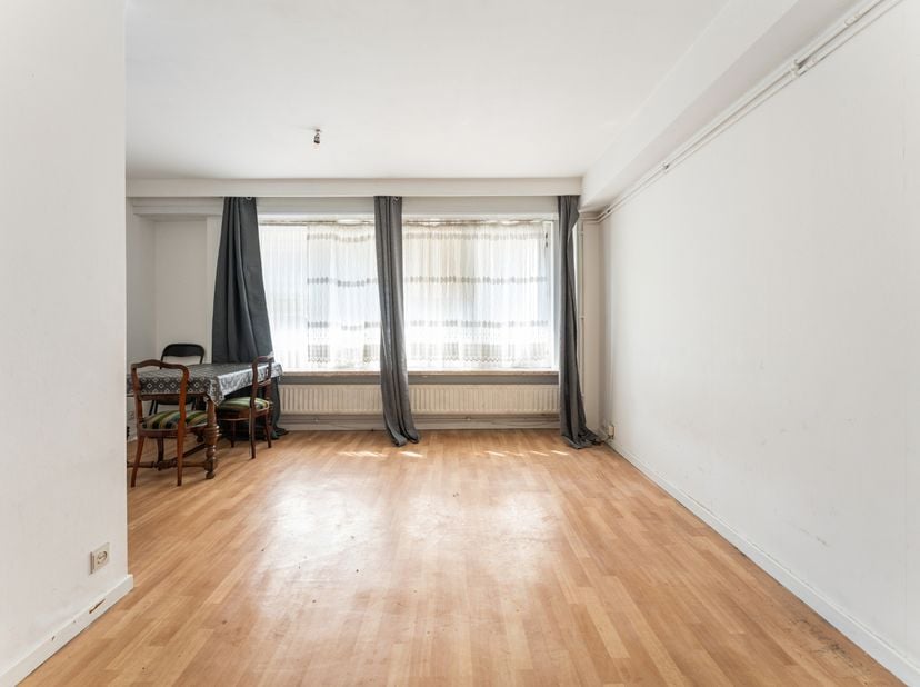 Ontdek dit uitstekend gelegen gelijkvloers appartement op een absolute toplocatie in Roeselare, op wandelafstand van het station, de bruisende winkels
