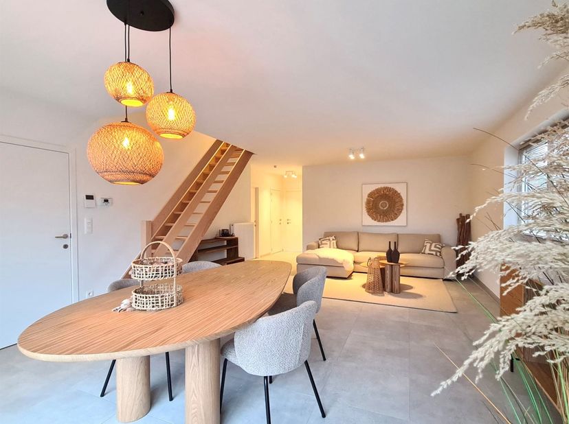 Goedgelegen KWALITATIEF afgewerkt NIEUWBOUW energiezuinig DUPLEXAPPARTEMENT met 3 SLK, TERRAS en aangename grote lichtrijke leefruime! Tevens IDEALE I