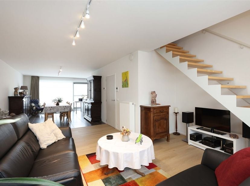 Gunstig gelegen lichtrijk duplex-appartement met autostaanplaats én ruim terras<br />
<br />
Omgeving:<br />
+ Gelegen in een rustige en aangename