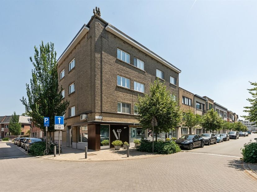 Local commercial polyvalent de 128 m² à vendre dans le quartier des Expositions. Idéal pour les professions libérales<br />
Ce spacieux local commerci