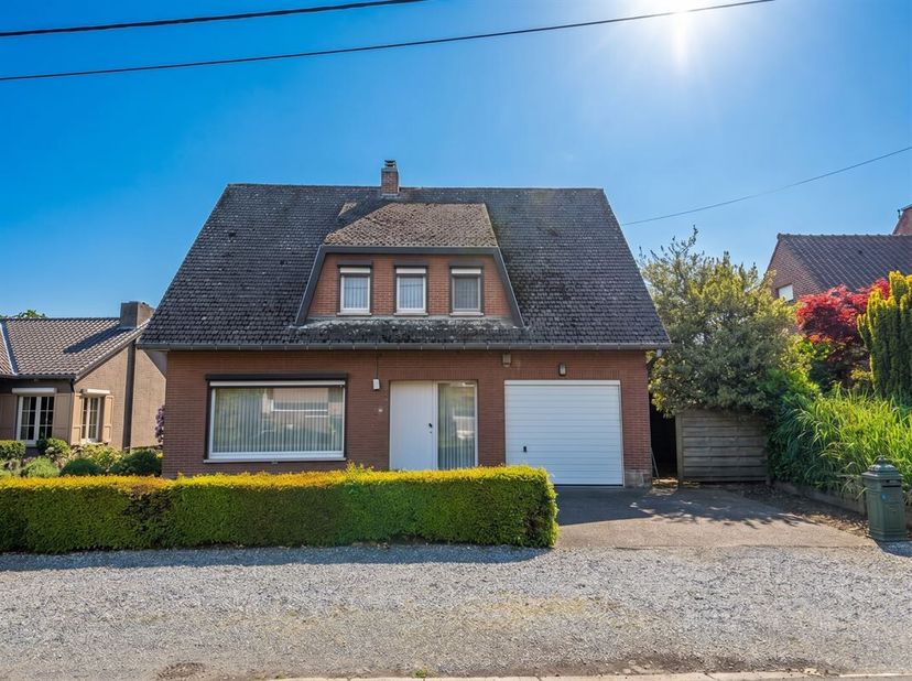 Gezellige woning met zuidgerichte tuin in het centrum van Balen.<br />
Deze charmante, dadelijk bewoonbare woning ligt in een rustige straat in het ce