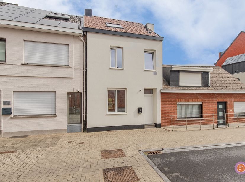 PLAN JOUW BEZOEK: calendly.com/julimmo/driesstraat<br />
In het centrum Bornem vinden we deze charmante woning terug met een uitstekende basis voor wi