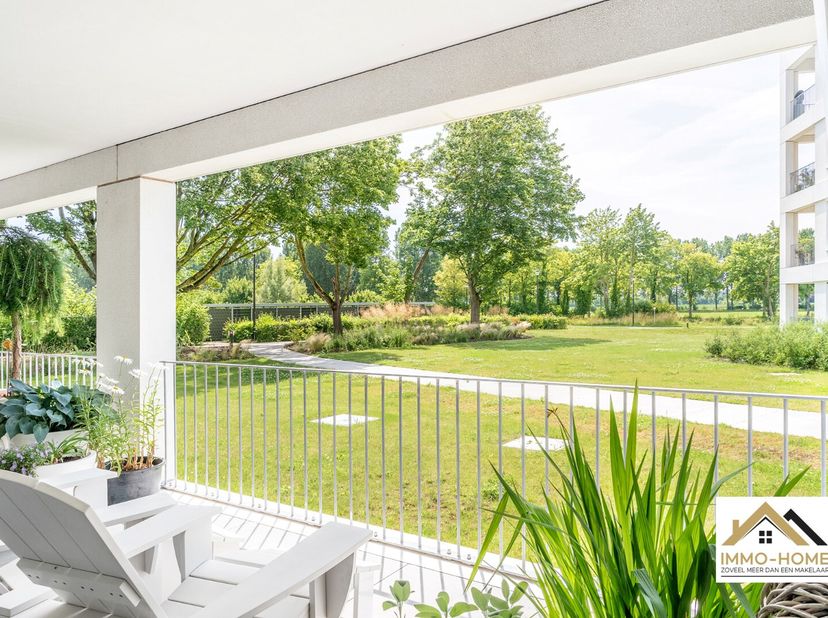 Dit prachtige appartement is gelegen op de gelijkvloerse verdieping van een modern complex, waar door gebruik van hedendaagse technieken een heel comf