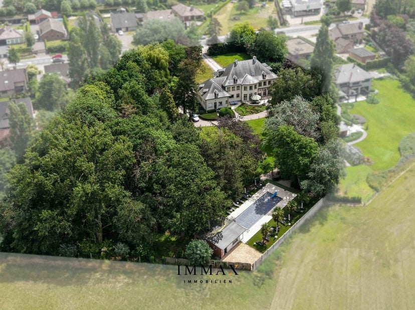 HOTEL ZEDELGEM MET ZICHT OP DE GROENE MEERSEN<br />
Dit authentiek en charmant familiaal '3-sterren' hotel wordt reeds 30j succesvol gerund op een top