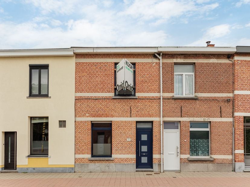 Ontdek dit pand tijdens ons kijkmoment op zaterdag 6 juni van 09:00 tot 12:00 u. Neem contact met ons op om je aan te melden.Op een centrale ligging,