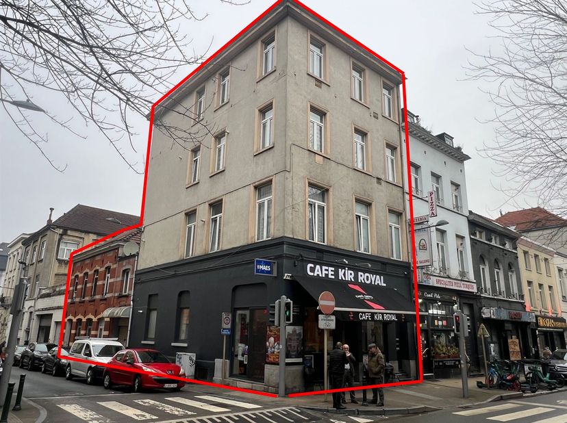 Uniek opbrengsteigendom bestaande uit twee communicerende gebouwen op toplocatie<br />
Op een strategische locatie langs de Haachtsesteenweg bevindt z