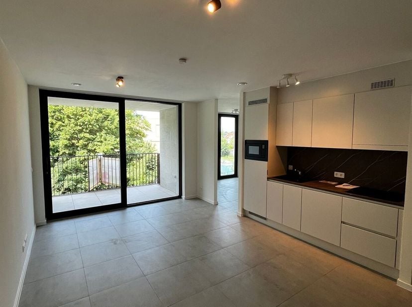 IN OPTIE<br />
Nieuwbouw BEN (E20) 1-slaapkamerappartement omgeven door groen en nabij openbaar vervoer.<br />
Het appartement is rustig gelegen op de