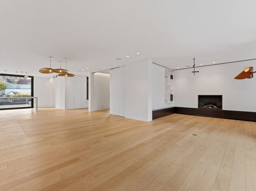 In het hart van de stad bevindt zich dit uitzonderlijke, volledig instapklare designappartement van maar liefst 222 m²(bron EPC), gelegen op de eerste