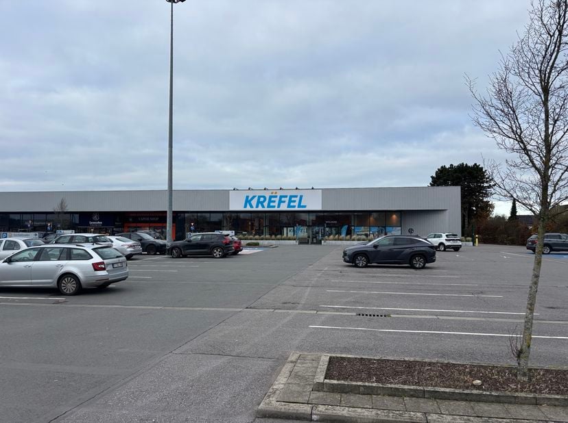 Ancien Krëfel à louer sur le site de l’Hypermarket Carrefour Oostakker.<br />
<br />
Ce commerce / surface commerciale offre 2.899 m² en rez-de-chauss