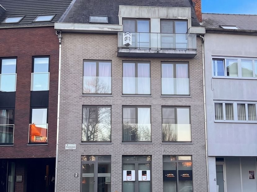 Cet appartement soigné se situe au 3ième étage de la petite et calme résidence Cathy, un immeuble ne comptant que 4 appartements. Le hall d’entrée mèn
