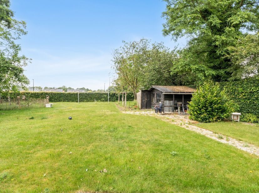 [[ DIT PAND NEEMT DEEL AAN DE ERA OPEN HUIZEN DAG OP 19/9 VAN 9:30 TOT 10:30 ]] Deze instapklare en verrassend ruime gelijkvloerse woning ligt in het