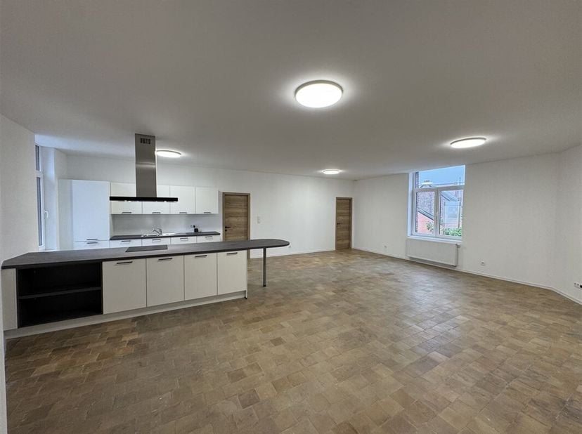 Schitterend, volledig gerenoveerd appartement met 2 slaapkamers op de 1e verdieping van een klein appartementencomplex met 2 wooneenheden.<br />
Dit l