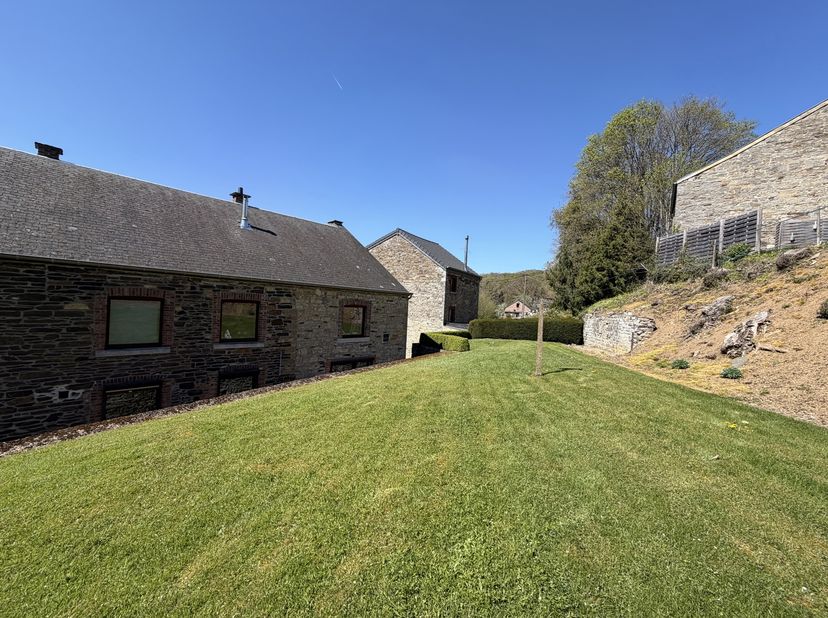 SOUS SOL de ± 18m² :<br />
- Cave de ± 16m² sur dalles, <br />
REZ DE CHAUSSEE de ± 92m² :<br />
- Hall d'entrée de ± 5m² sur carrelage,<br />
- Salle
