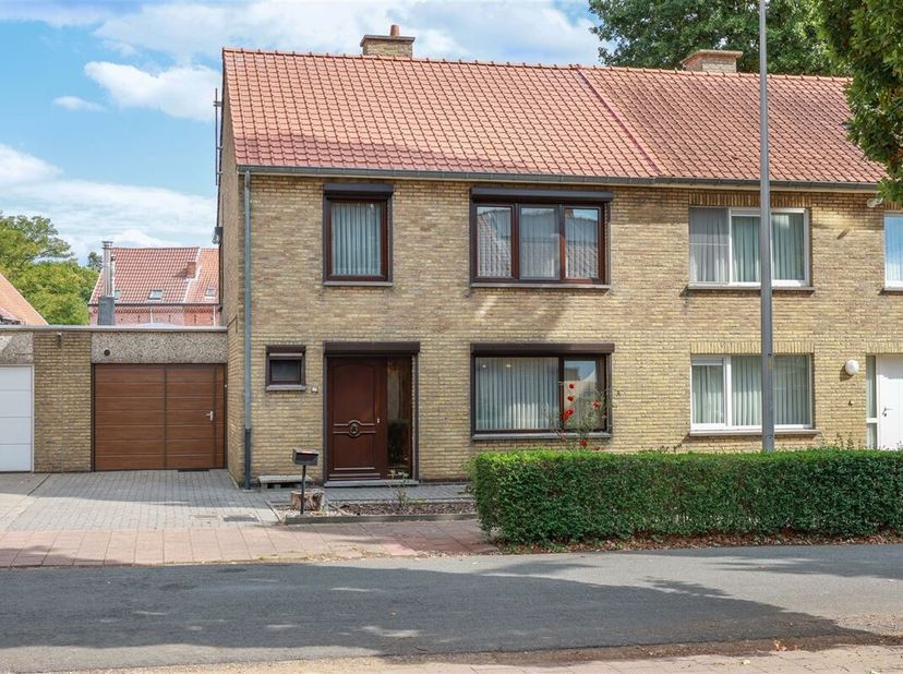 Verrassend ruime gezinswoning met 4 slaapkamers en gezellige tuin<br />
Omgeving:<br />
+ Gelegen in een rustige, residentiële buurt met weinig verkee