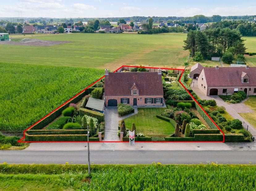 Ontdek deze karaktervolle, landelijke villa met vier volwaardige slaapkamers, gelegen op een toplocatie. De woning bevindt zich op een prachtig percee