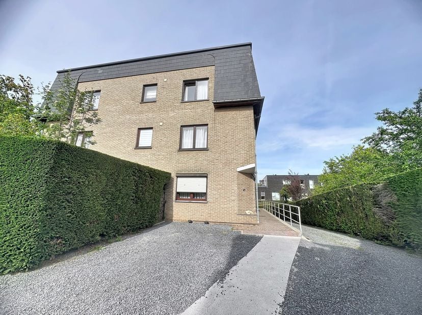 Découvrez cet appartement situé au premier étage d’une petite copropriété avec ascenseur, en retrait de la route et à proximité de nombreuses commodit