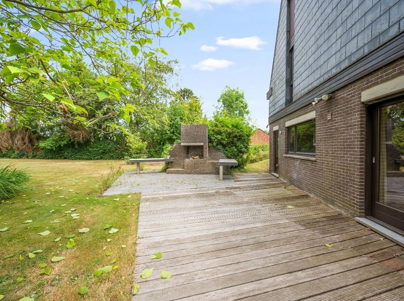 Deze bijzonder knappe en originele woning geniet van een uitzonderlijke ligging in het charmante Hoegaarden, een gemeente die bekendstaat om haar groe