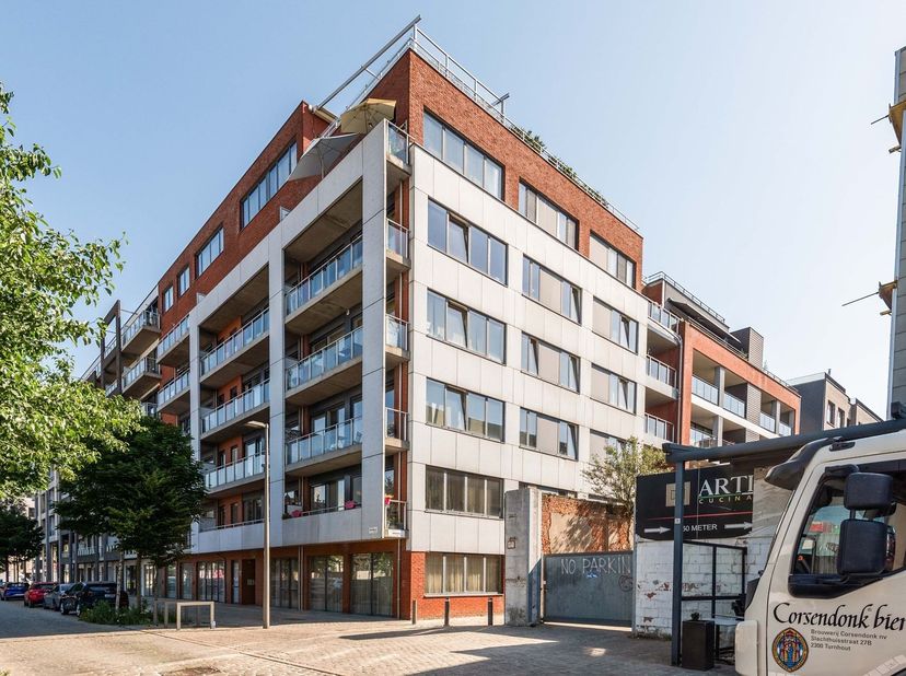 Dit ruime appartement met twee slaapkamers geniet van een unieke ligging op het Eilandje, met een prachtig uitzicht op het MAS en het Bonapartedok. De
