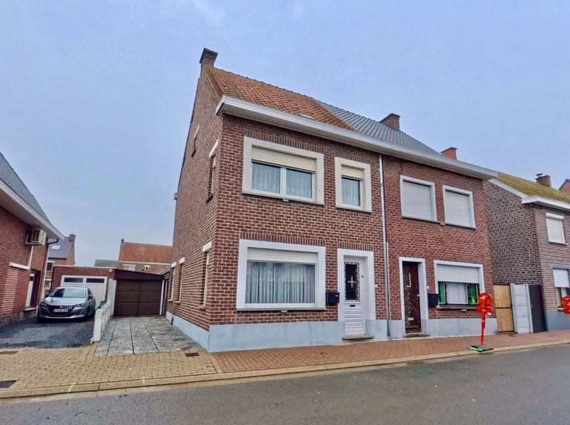 Bent u op zoek naar een woning die u volledig naar eigen smaak kan renoveren? Dan is deze woning precies wat u zoekt.<br />
<br />
Deze woning biedt e