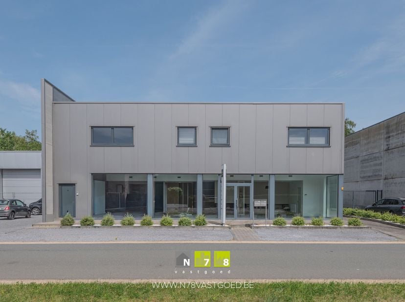INSTAPKLAAR BEDRIJFSCOMPLEX MET SHOWROOM (230M²), KANTOORRUIMTE (153M²) EN BEDRIJFSHAL (441M²) TE AS<br />
TROEVEN<br />
- Zeer gunstige ligging.<br /
