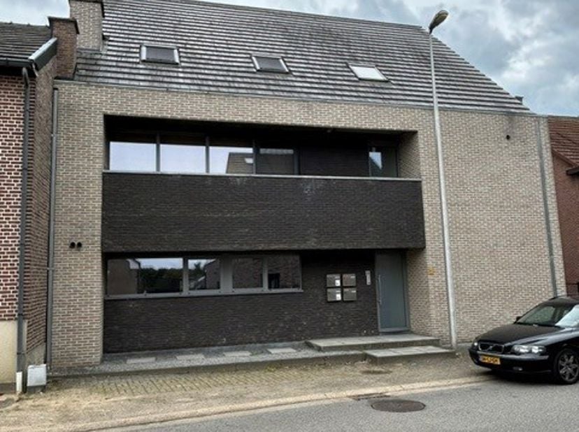 Ruim duplex-appartement met inkomhal, apart toilet, berging, ingerichte keuken, woonkamer en terras. Op verdiep bevinden zich 3 slaapkamers en badkame