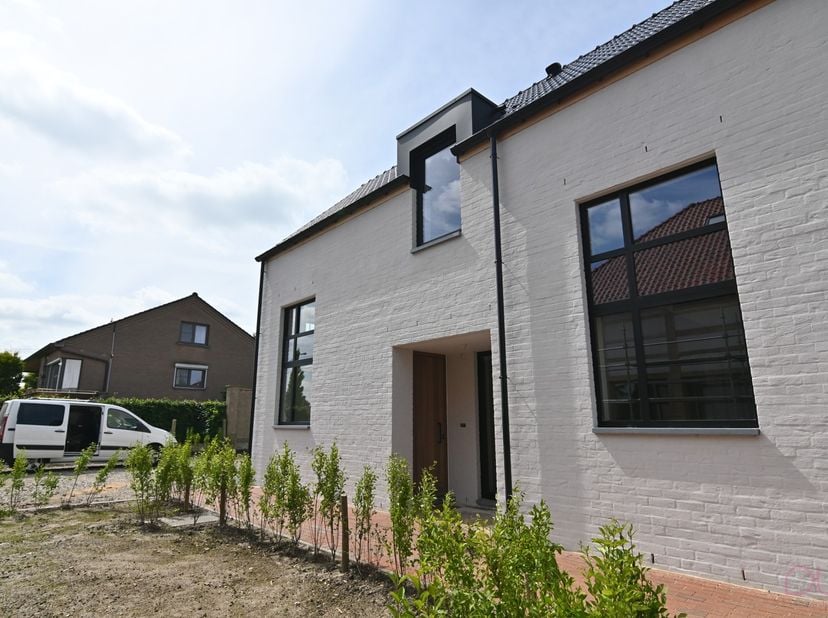 Achter de charmante vakwerkwoning aan Veerstraat 60B schuilt deze knappe, energiezuinige nieuwbouwwoning die hedendaags wooncomfort moeiteloos combine