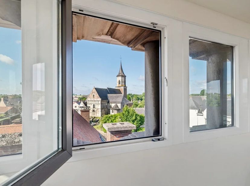 Na de fusie in 1977 met Tienen verloor dit imposante gebouw zijn functie als gemeentehuis.<br />
Pas in 2021 werden er via een bijkomende inkom, aan d