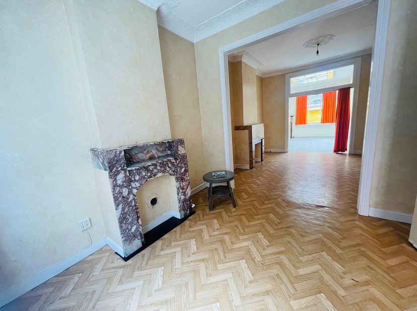 &amp;nbsp;Brugge centrum, supergoede ligging, vlakbij de Vestingen ,' t Zand en het station en alle winkels ,<br />
&amp;nbsp;CHARMANT BURGERHUIS, te modernis