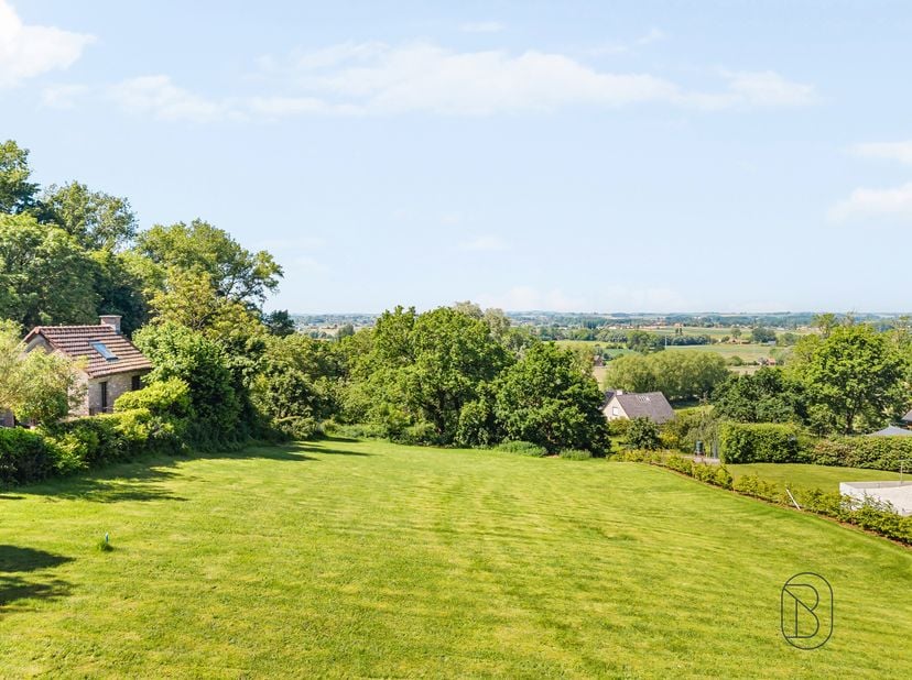 Deze prachtige bouwgrond van 2157m2 is prachtig gelegen, in één van de mooiste straten van Ronse, aan het Muziekbos, en genietend van een weids zicht.