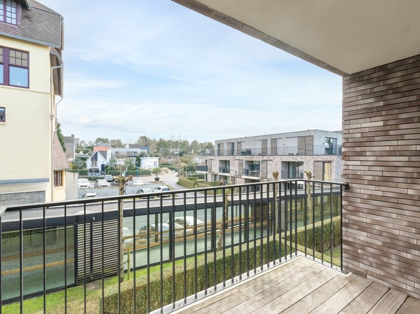 Te koop: modern service-appartement in een rustige villawijk van Koksijde, op korte afstand van zee en duinen.Dit recente serviceflat (bouwjaar 2016)