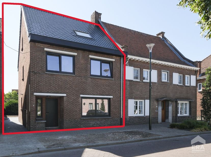 Mooie gerenoveerde halfopen woning in het centrum van Bocholt, vlak bij het kanaal en alle voorzieningen. Deze gerenoveerde woning uit 1949 combineert