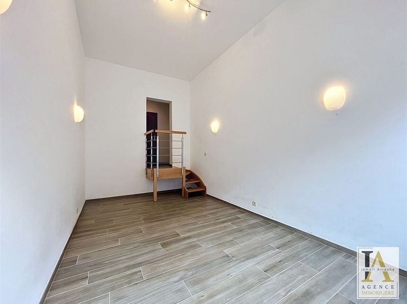 Deze gedeelde kamer met en-suite doucheruimte/toilet is gelegen in de wijk Angleur dichtbij alle voorzieningen en bestaat uit het volgende: een hal me
