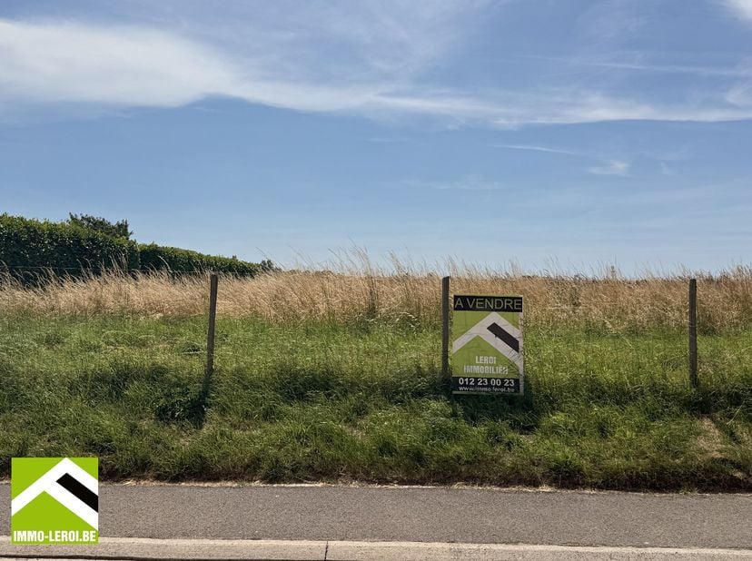 Bekijk deze bouwgrond rechtstreeks op de site van Immo Leroi: https://www.immo-leroi.be/pand/kopen-grond-lantremange/7580365<br />
<br />
In een rusti