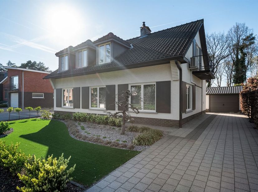 Gezinswoning met 3 slaapkamers, tuin en 2 garages op een perceel van 1.000 m²<br />
Gelijkvloers<br />
Via de inkomhal met gastentoilet betreedt u de