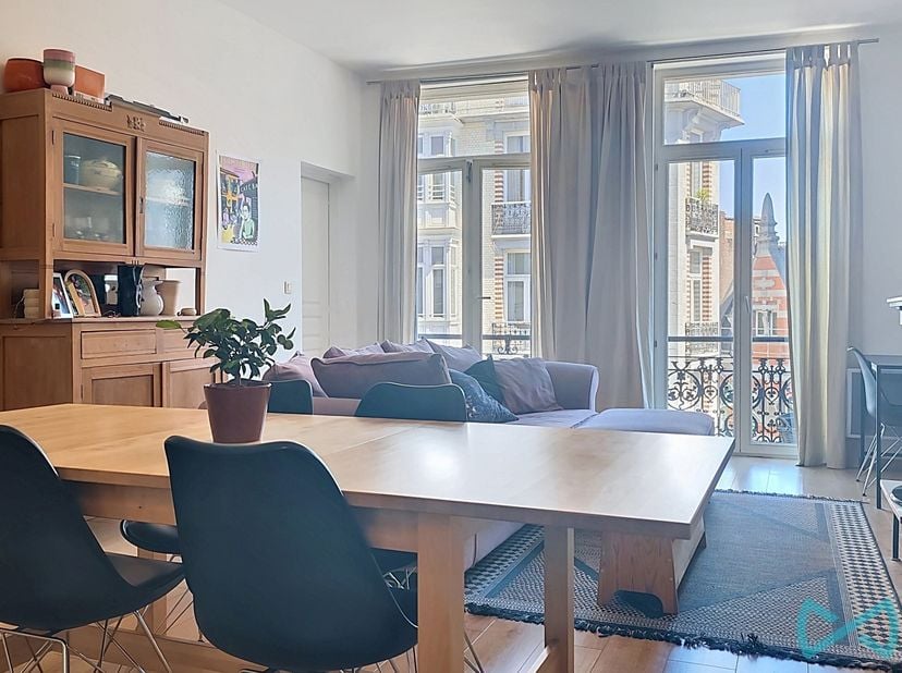 Bruxelles, idéalement situé dans le très recherché quartier Dansaert, superbe appartement 2 chambres situé au 3ᵉ étage d’un immeuble de caractère. Il