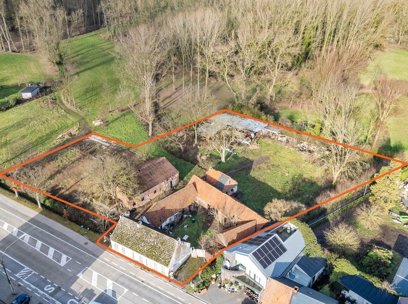 ERONDEGEM - Te renoveren hoeve op 53are<br />
Op deze uitstekende locatie bieden wij dit (ver)bouw project aan een op een ruim perceel van 53are.<br /