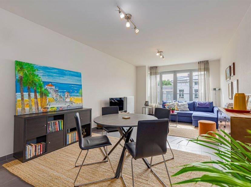 Cet appartement d'une chambre à coucher avec terrasse, prêt à être emménagé, bénéficie d'une situation centrale sur Belgiëlei à Anvers. Situé entre le