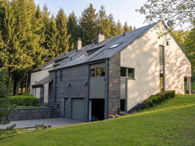 Gelegen nabij Houffalize, op een perceel van ongeveer 1,47 hectare met aangelegde tuin en privébos, biedt dit hedendaagse landgoed circa 700 m² bewoon