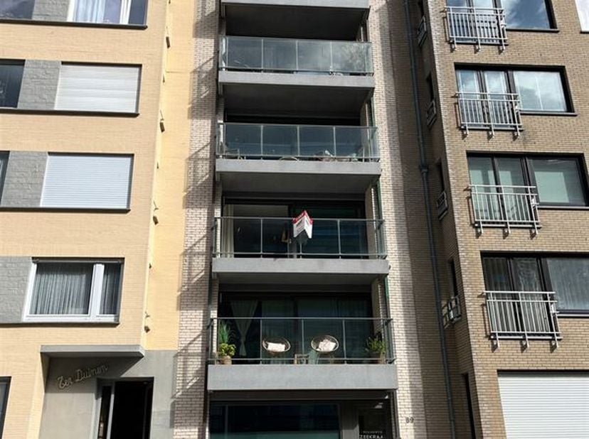Zeer lichtrijk appartement met 2 zonneterrassen. <br />
Dit appartement omvat een lichtrijke woon- en eetkamer met open ingerichte keuken voorzien van
