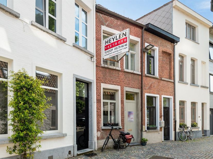 Cette charmante maison de ville est située dans un quartier calme et accueillant pour les enfants, près du Veemarkt, à quelques pas des magasins, des