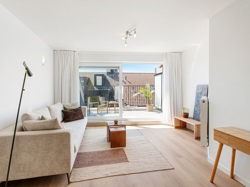 Prachtig duplex-appartement met een magnifiek zonneterras, rustig gelegen in het centrum van Heist. De locatie is uitstekend. Zo hebt u alle voorzieni